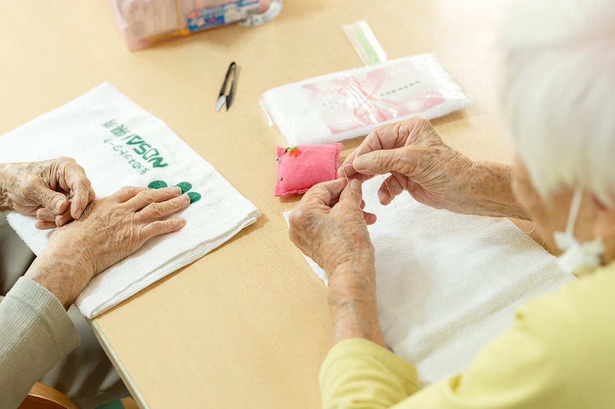 入居者さまが手作業をしている様子の写真
