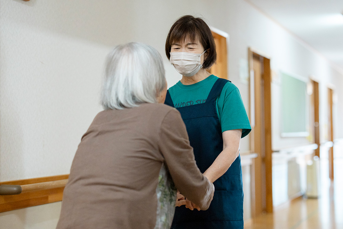 スタッフと入居者さまが向き合って話している様子の写真