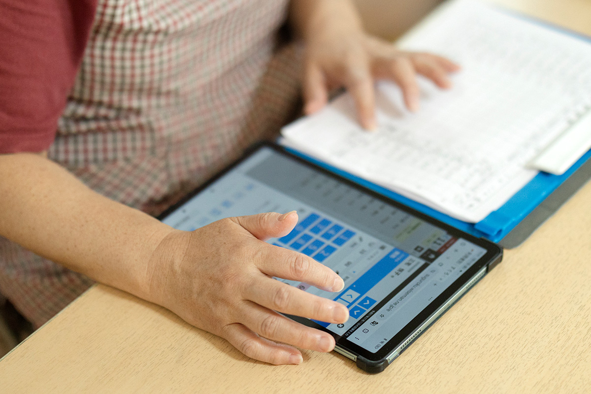 タブレットを操作している様子の写真