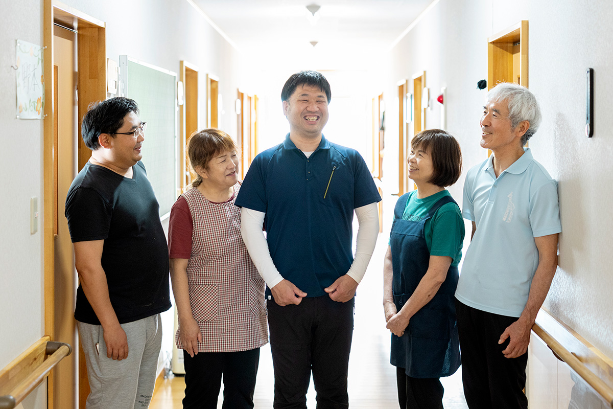 スタッフが並んでいる様子の写真